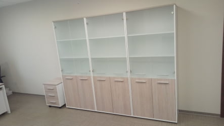 Шкаф 4 широкий верх стеклянные двери, низ закрытый Дека 10.19.171 Дуб Сантана светлый/Белый / Deka