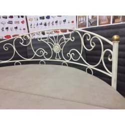 Кровать Мадена с кованым изголовьем + тумбочка кованая (цвет ковки №7)