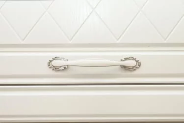 Шкаф-витрина (с системой плавного закрывания) Тиффани 19.81