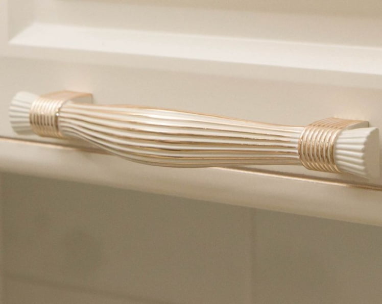 Шкаф-витрина кухонный (с системой плавного закрывания) Милана 23.08.1 Сосна Астрид/Ваниль_3